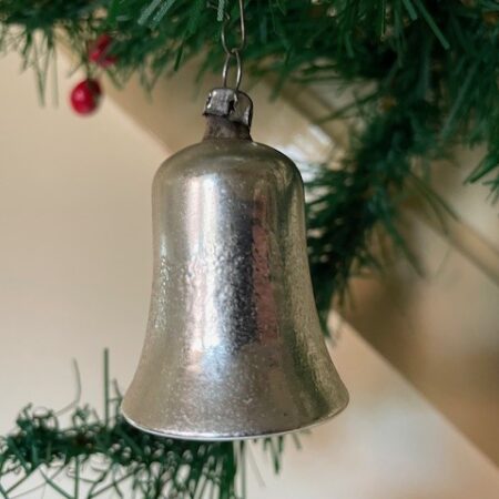 Antieke oude mini Kerstklok van dun geblazen glas in zilver 1e helft 1900