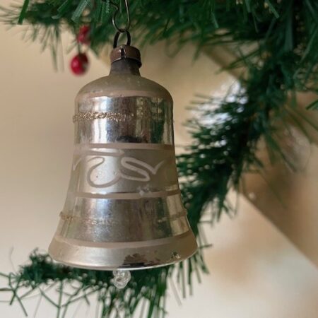 Antieke kerstbal een mini kerstklok van dun geblazen glas in zilver met klepel 1e kwart 1900