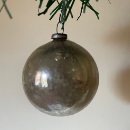 Antieke mini kerstbal van dun geblazen glas in zilver uit Japan 1e helft 1900