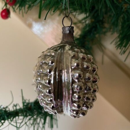 Antieke oude kerstbal een braam met lint van dun geblazen glas in zilver