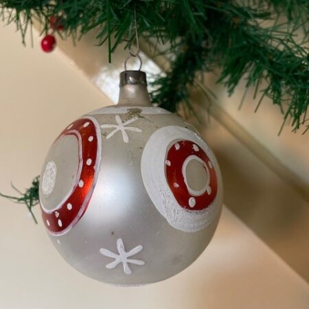 Antieke, oude grote handbeschilderde ronde kerstbal van dun geblazen glas in zilver, rood en wit midden vorige eeuw