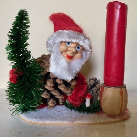 Antieke, oude Duitse kaarshouder met dennenappel pixie, gnoom of kerstkabouter 1940-1950