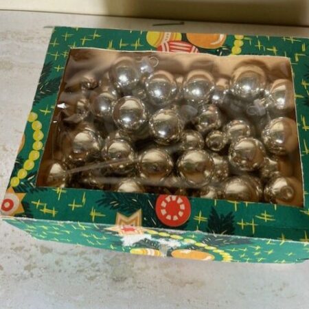 Antieke oude Kerst doos met 50 mini balletjes van dun geblazen glas in zilver midden 1950