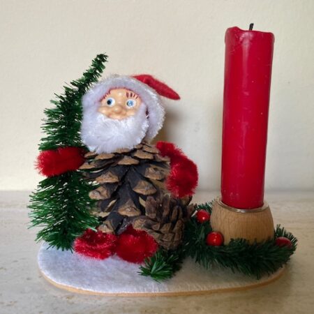 Antieke kaarsen houder met dennenappel gnoom of kerstkabouter 1940
