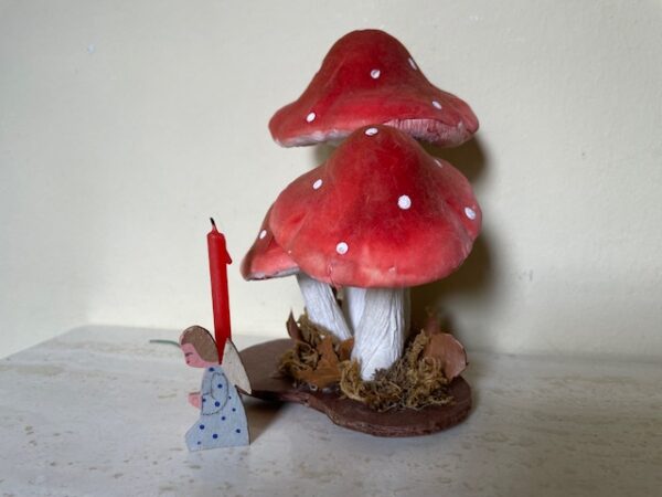 Oude retro mini kandelaar met mini engel van hout in blauwe jurk 1950 - Afbeelding 2