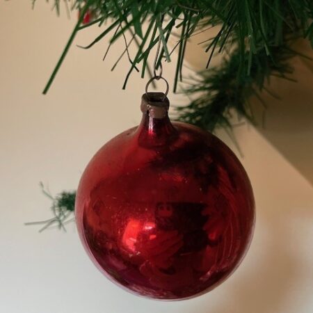 Antieke oude ronde kerstbal van dun geblazen glas in robijnrood 1e kwart 1900