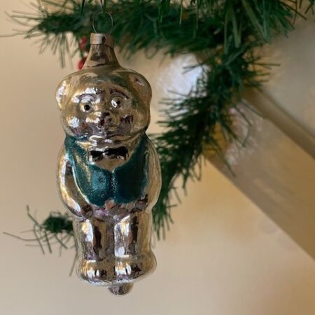 Antieke oude flinke kerstbal beer van dun geblazen glas in zilver met blauw vest 1e helft 1900
