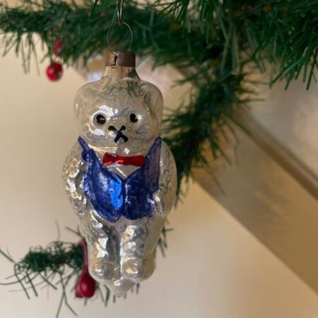 Antieke oude kerstbal een olijke Kerst beer met kobalt blauw vestje 1e helft 1900
