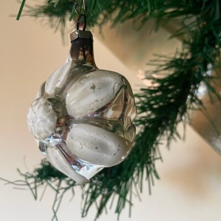 Antieke oude kerstbal een bloem met hoog relief van dun geblazen glas in zilver en wit 1e kwart 1900