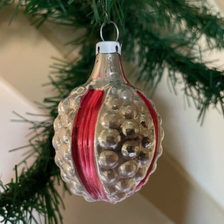 Antieke oude kerstbal een braam met rood lint van met hoog relief geblazen glas 1e kwart