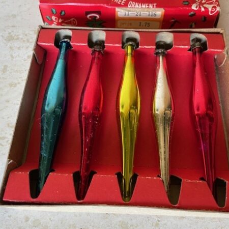 Antiek doosje met 5 mini pegels van dun geblazen glas in blauw, rood ,geel en zilver 1e kwart 1900