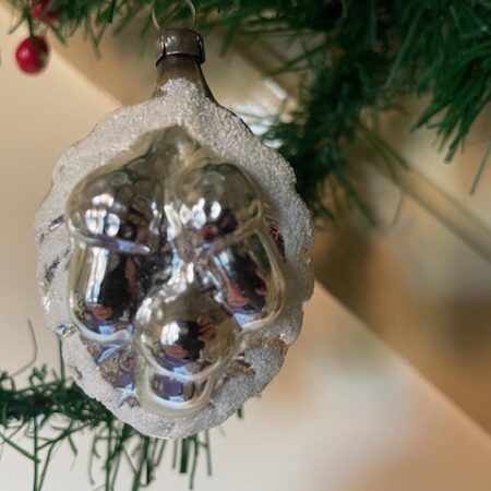 Antieke oude kerstbal van dun geblazen glas in zilver met 3 paddenstoelen in hoog relief begin 1900