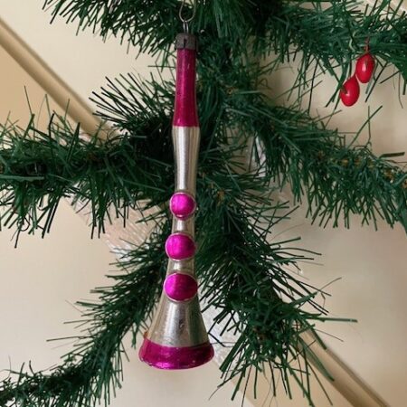 Antieke oude kerstbal een grote fluit of hobo van dun geblazen glas in zilver en hard roze 1e kwart vorige eeuw
