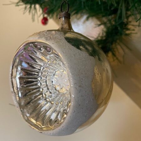 Oude antieke grote reflex, krater of deuk kerstbal van dun geblazen glas in zilver 1e kwart 1900