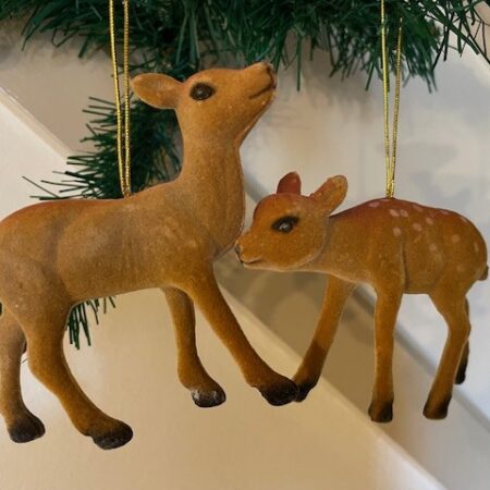 Stel hertjes een moeder ree met bambi dochter van bruine flock