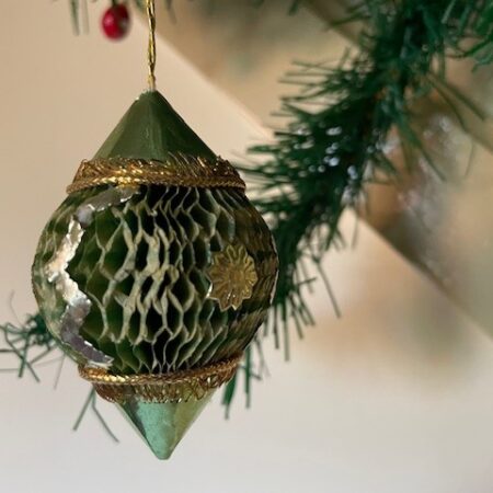 Antieke oude kerstbal een honeycomb lampion in groen en goud 1e helft 1900