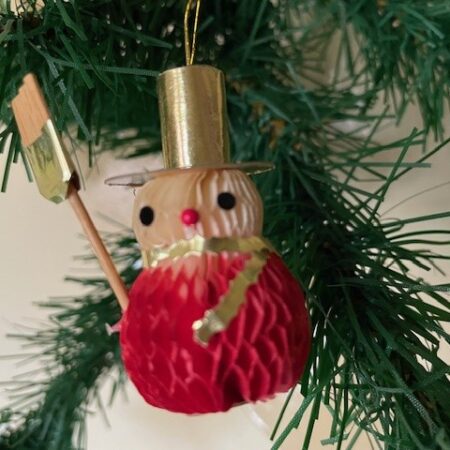 Retro honeycomb sneeuwpop met bezem in rood, wit en goud Japan 1950
