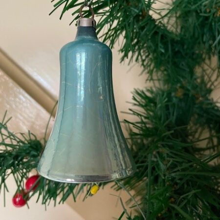 Antieke, bijzondere Kerst klok van dun geblazen glas in aquamarijn blauw 1e helft 1900