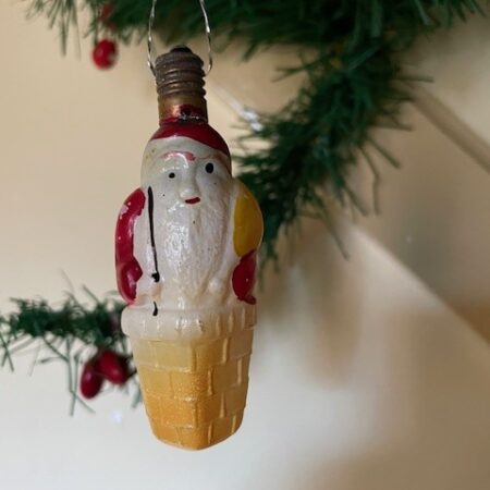 Antieke kerstman in schoorsteen een figuurlamp van helder glas jaren 1920