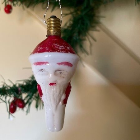 Melkglas figuurlamp uit de art-deco van een Kerstman in rood wit en bruin 1920