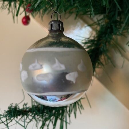 Antieke oude kleine kerstbal van dun geblazen glas in gepatineerd zilver en wit 1e kwart1900