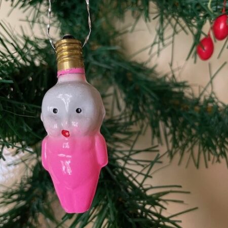 Antieke, oude roze figuurlamp baby van melkglas uit de art-deco 1910-1930