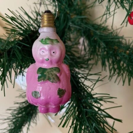Antieke melkglas figuur lamp een meisje in roze en groen 1910-1930