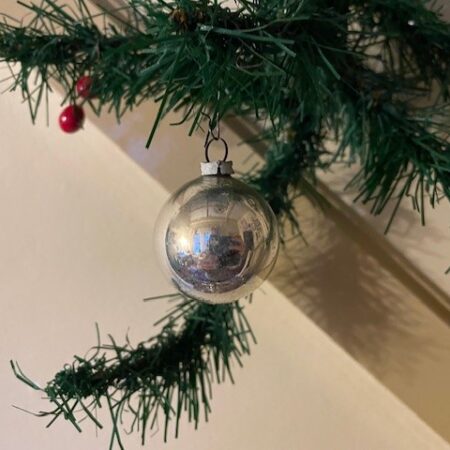 Antieke oude kerstbal een mini balletje van dun geblazen glas in zilver 1e kwart 1900