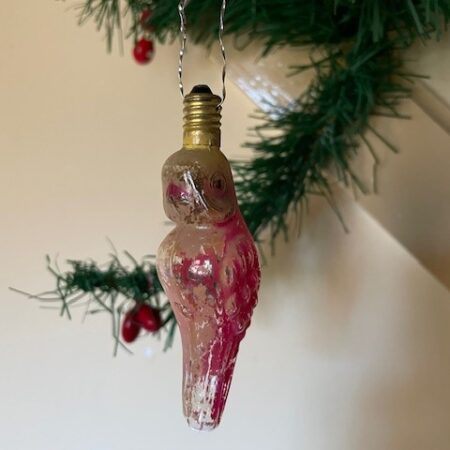 Antiek figuurlampje van glas een papegaai in hardroze 1e kwart 1900