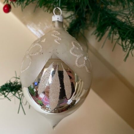 Antieke oude kerstbal een dikke druppel van dun geblazen glas in mat en zilver 1e helft 1900