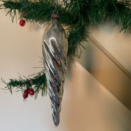 Antieke oude Kerst ijspegel, van dun getordeerd geblazen glas in zilver 1e helft 1900