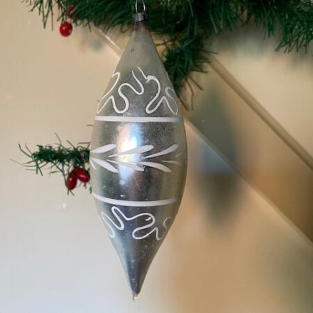 Antieke grote, dikke druppel of pegel kerstbal van dun geblazen glas in zilver en wit 1e helft 1900
