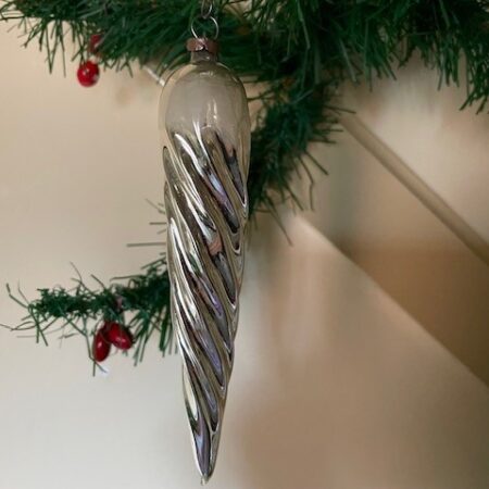 Antieke Kerst ijspegel van dun geblazen getordeerd glas in zilver 1e kwart 1900