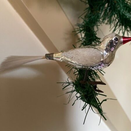 Antieke oude kerstbal een vogel van dun geblazen glas in zilver op 1 poot 1e helft 1900