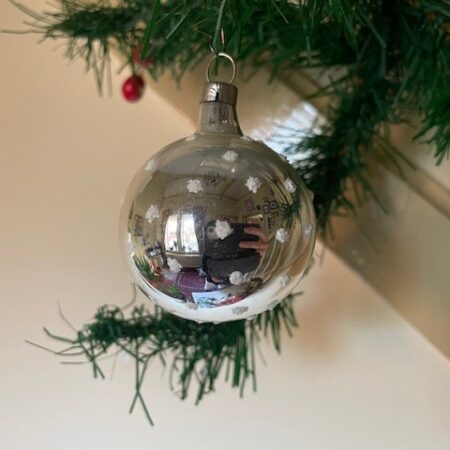 Antieke, oude kerstbal van dun geblazen glas in zilver bezaaid met sneeuwvlokjes 1e helft  1900