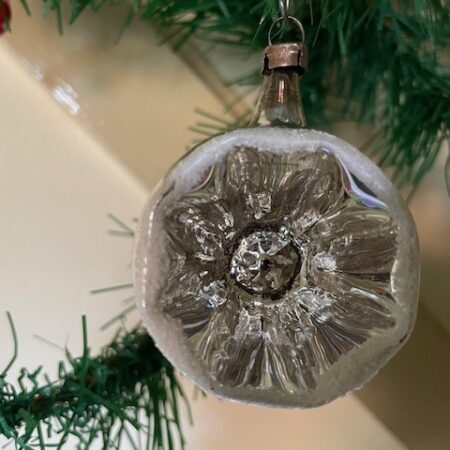 Antieke oude reflex, deuk of krater kerstbal van dun geblazen glas in zilver 1e kwart 1900