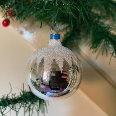 Antieke oude besneeuwde kerstbal van dun geblazen glas in zilver 1e helft 1900