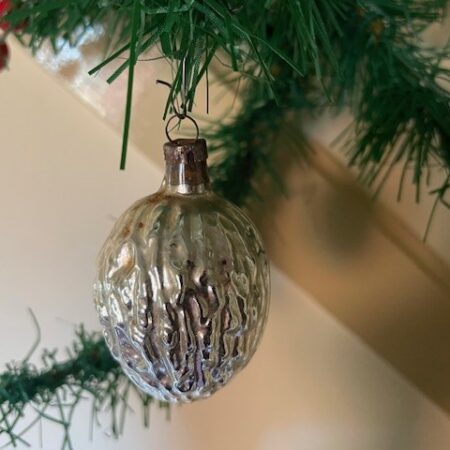 Antieke oude kerstbal een vrucht een walnoot in dun geblazen glas in zilver 1e kwart 1900
