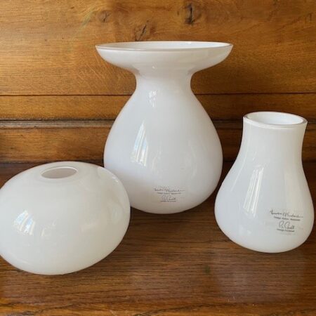 Trio kleine opaalglas vazen ontwerp van Barbro Wesslander en Pia Amsell jaren 1990