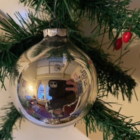Oude ronde, gladde kerstbal van geblazen glas in zilver midden 1900