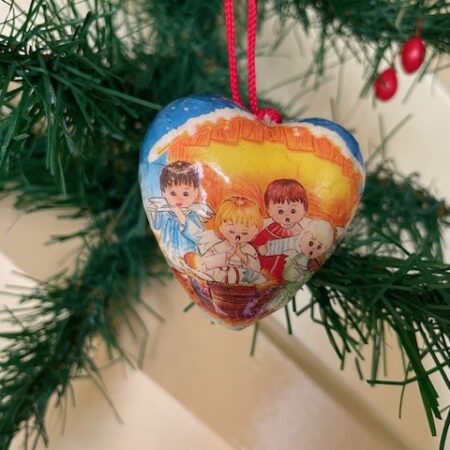Oud retro hart van papier mache met musicerende Kerst engeltjes beplakt midden 1900