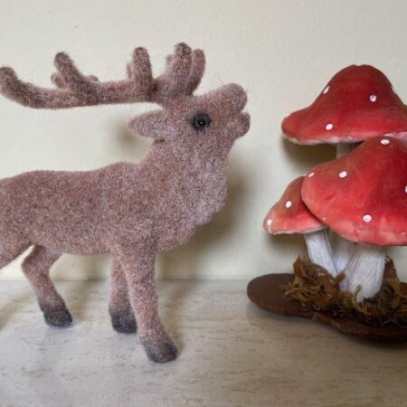 Oud Kerst hert van bruine flock met groot gewei