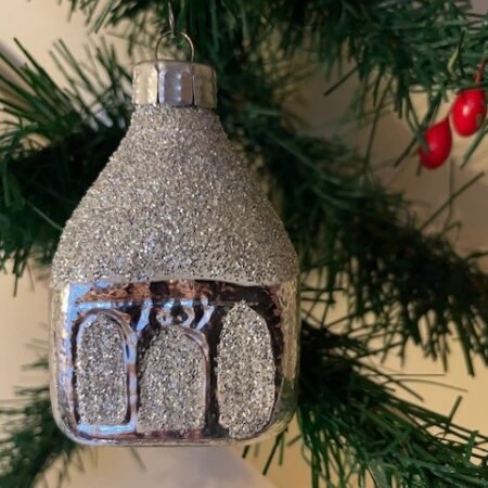Oude kerstbal een kerk van dun geblazen glas in zilver 1970-1980