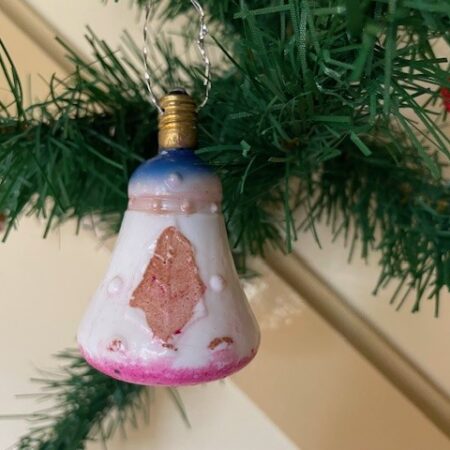 Antieke melkglas figuurlamp een klok in wit, blauw, bruin en roze 1920