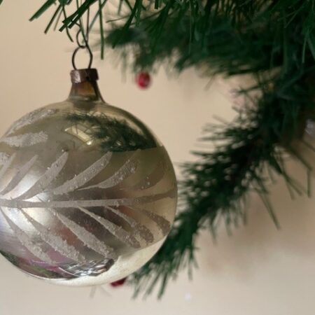 Oude antieke kerstbal van dun geblazen glas in zilver met witte takken 1e helft 1900