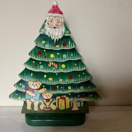 Oude houten handgemaakte en beschilderde veelkleurige kerstboom 1970-1980