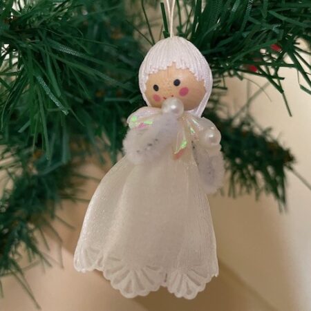Beeldschoon Kerst engeltje in chique jurkje van hout, chenille, parel en textiel