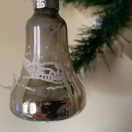 Oude antieke kerstklok van dun geblazen gepatineerd glas met winter tafereel midden 1900