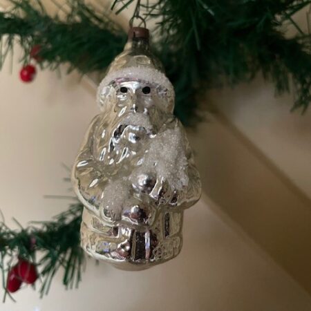 Antieke oude, grote kerstman kerstbal van dun geblazen glas in zilver