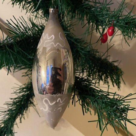 Antieke oude kerstboom pegel van dun geblazen glas in (mat) zilver en wit 1e helft 1900